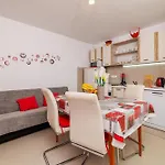 Mira Apartman